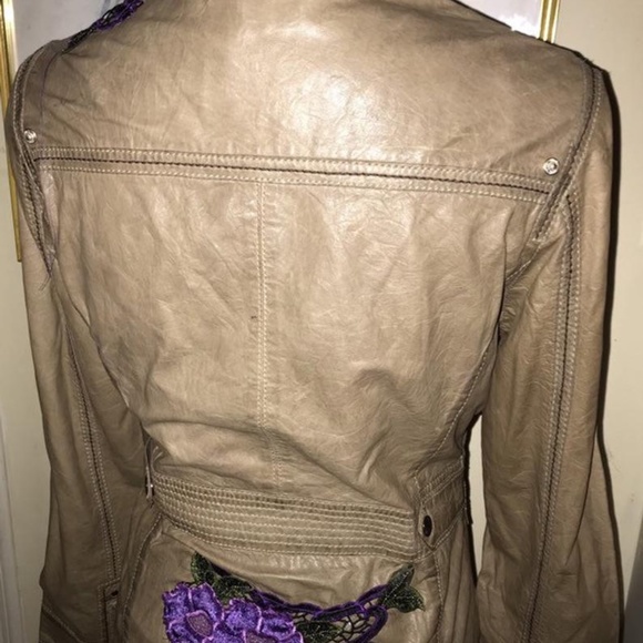 UPCYCLED NEW LEATHER JACKET~FLORAL APPLIQUES~US 6 - Picture 3 of 7